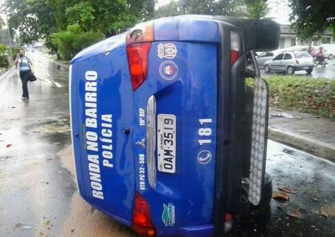 Viatura do 19° DIP capota em São Jorge