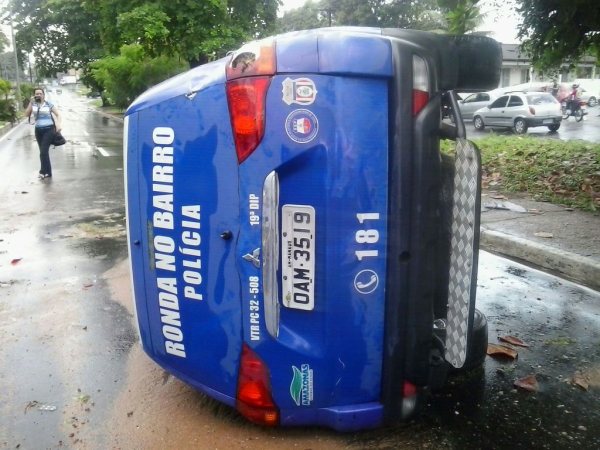 Viatura do 19° DIP capota em São Jorge