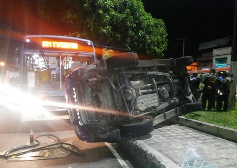 Viatura colide com ônibus e capota