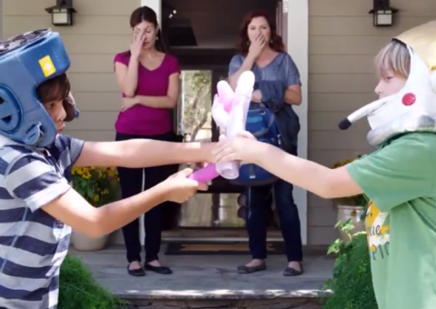 Campanha transforma revólveres em vibradores