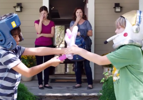 Campanha transforma revólveres em vibradores