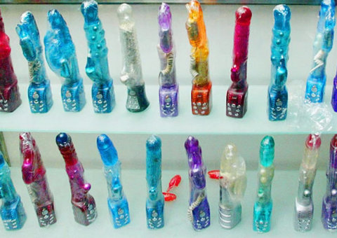 Ladrão ataca gerente de loja com um vibrador