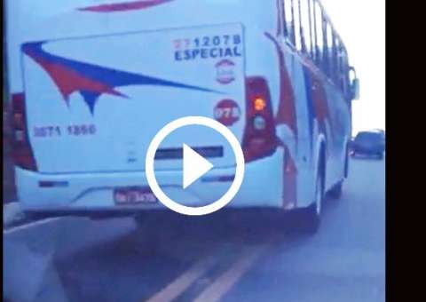 Ônibus faz ultrapassagem perigosa em faixa contínua