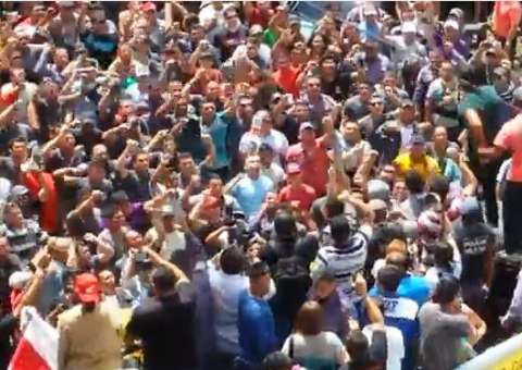 Policiais militares comemoram acordo com governo do Estado