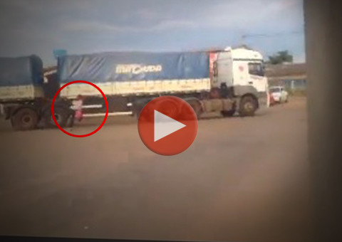 Enquanto briga com namorado, mulher se joga embaixo de caminhão e é esmagada