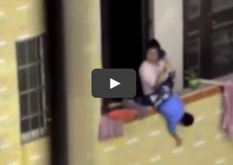 Mãe é filmada ameaçando jogar o filho pela janela como forma de punição