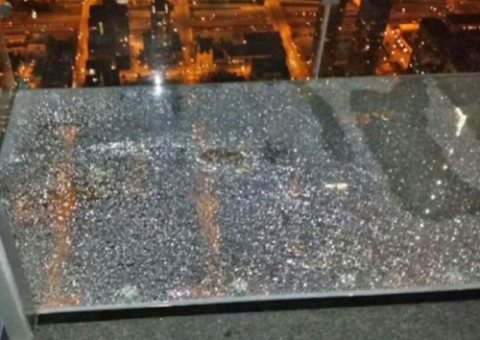 Chão de vidro de torre quebra e assusta turistas