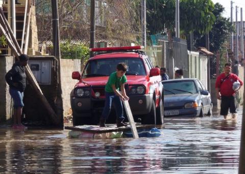 Em Porto Alegre, dique rompe e famílias deixam casas