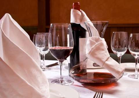 Restaurante vai indenizar por danos morais ao não informar preço de vinho