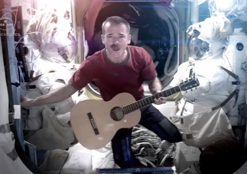 Astronauta se despede da ISS com música de David Bowie