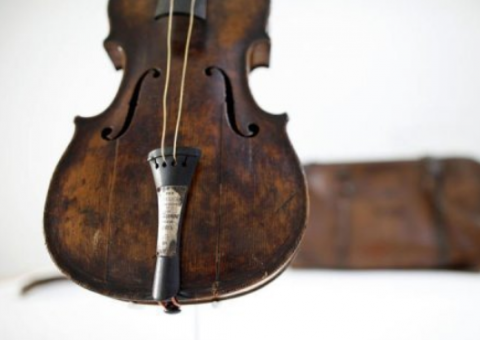 Violino de maestro do Titanic será exibido antes de leilão