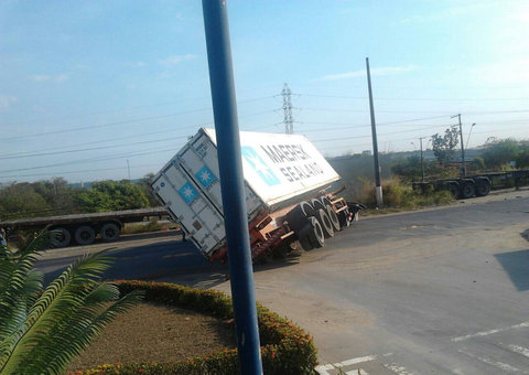 Motorista faz manobra arriscada e tomba com carreta no Distrito Industrial