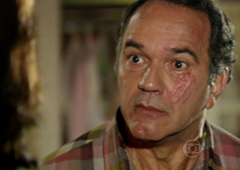 Virgílio sacode Helena pelo braço em briga e ameaça sair de casa