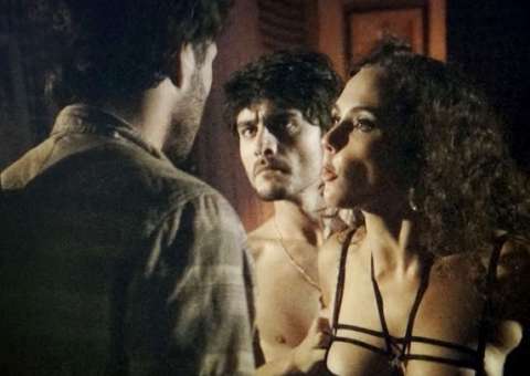  Virgílio pega Laerte traindo Helena com prostituta e acaba enterrado em uma vala