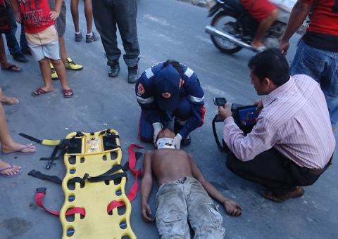 Carro invade área de borracharia e atropela adolescente