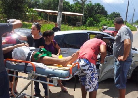 Motorista perde controle de carro, colide e sai gravemente ferido