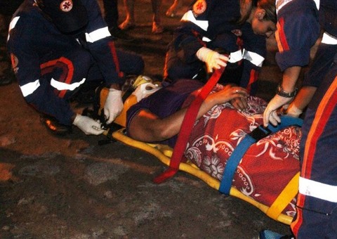   Colisão entre micro-ônibus e motocicleta deixa mulher ferida