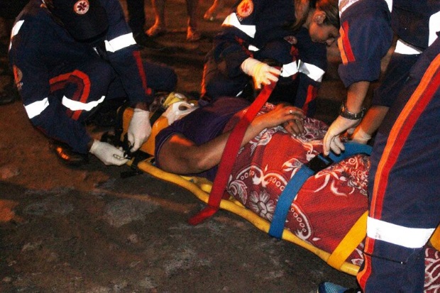   Colisão entre micro-ônibus e motocicleta deixa mulher ferida