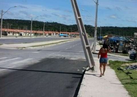 Poste põe em perigo vida de pedestre