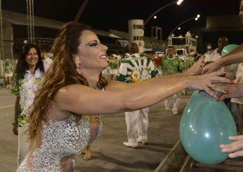 Viviane Araujo se emociona em ensaio da Mancha Verde