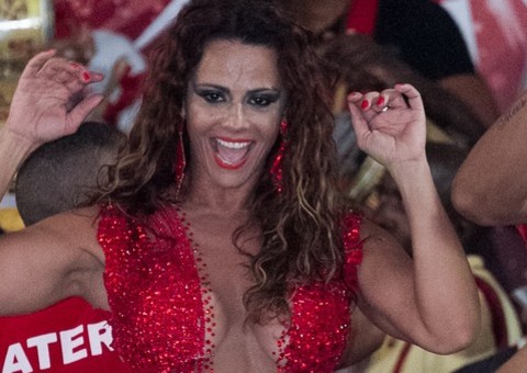   Viviane Araújo surge decotadíssima e rouba a cena na Salgueiro