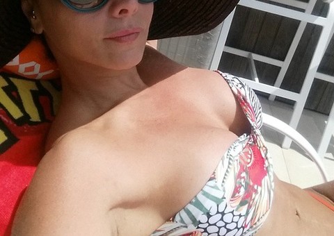     Viviane Araújo aproveita sábado para se bronzear na laje