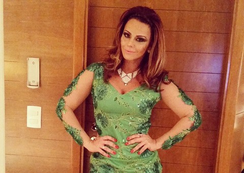 Viviane Araújo deixa mordomia e anda de ônibus no Rio de Janeiro