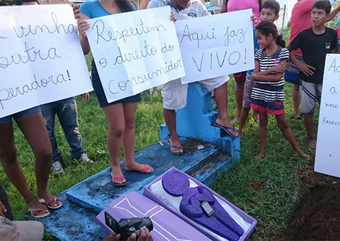 Usuários enterram logo da Vivo em protesto