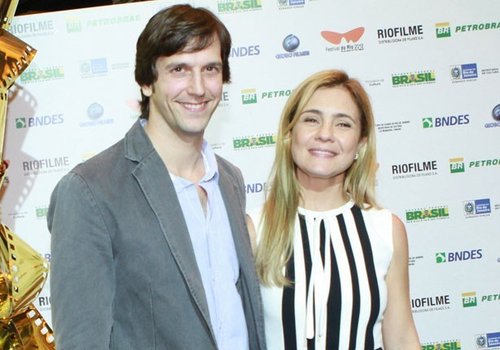 Adriana Esteves e Vladimir Brichta confundem paparazzi com bandidos