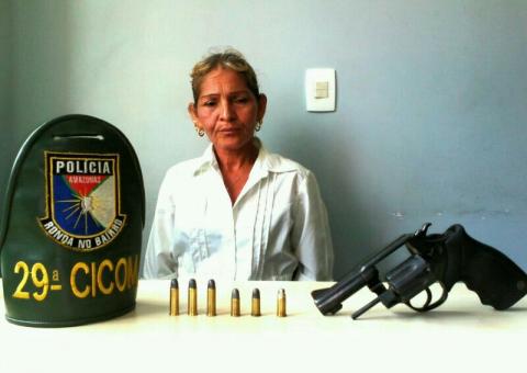 Feia e perigosa: Mulher é presa com arma e diz que apenas queria se defender de bandidos