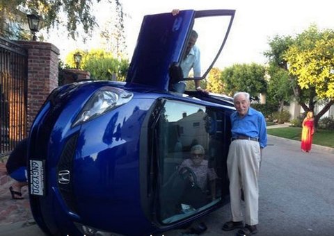 Velhinhos 'vida louca' tiram selfie após capotamento