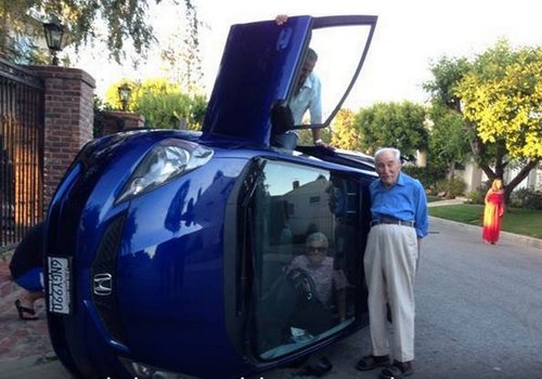 Velhinhos 'vida louca' tiram selfie após capotamento