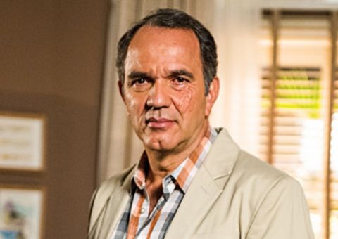 Vírgilio sai de casa e deixa Helena sozinha