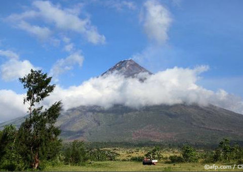 Milhares de pessoas são retiradas de área próxima a vulcão filipino