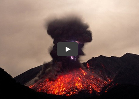 Turista flagra momento impressionante em que vulcão entra em erupção; veja vídeo