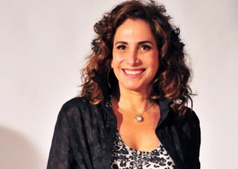 Wanda revela para Lívia que não é a mãe de Aisha