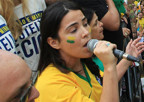 Wanessa canta hino nacional durante manifestação e vira piada na internet; Veja memes