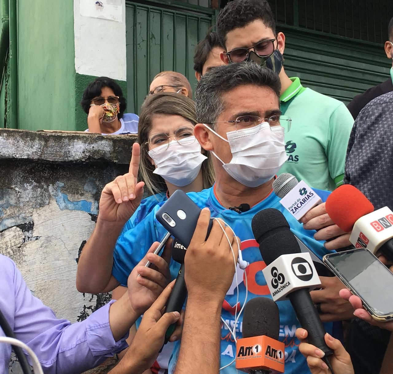 Almeida vota e aproveita presença de imprensa para fazer campanha em Manaus