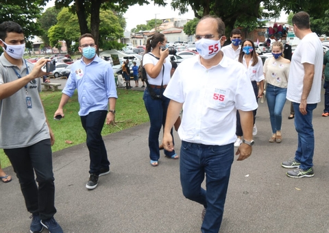 Com discurso de confiança, Ricardo Nicolau chega para votar no Parque 10