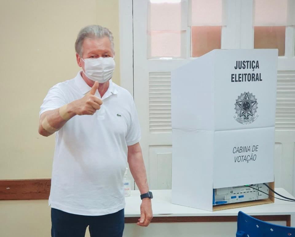 Prefeito Arthur Neto vota no 2º turno e fala sobre expectativas para Manaus