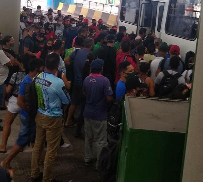 Terminal 3 registra aglomeração de pessoas nesta sexta-feira em Manaus 