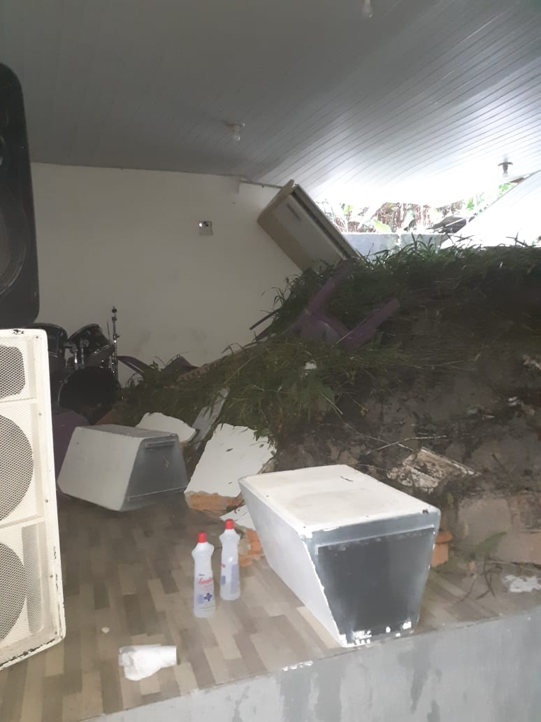 Parede de igreja evangélica desaba durante forte chuva em Manaus