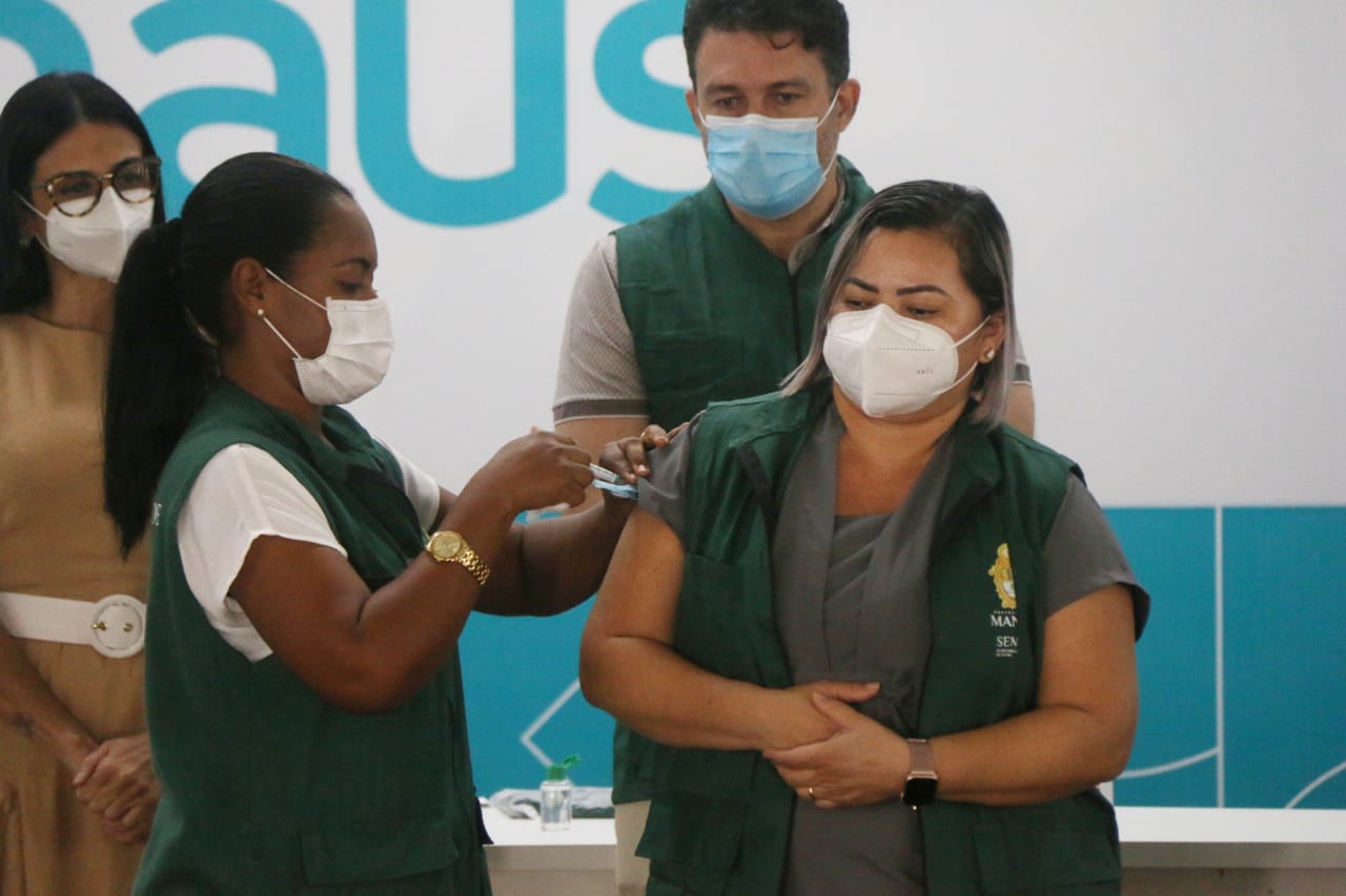 Profissionais da saúde recebem primeira dose de vacina da Covid em Manaus 