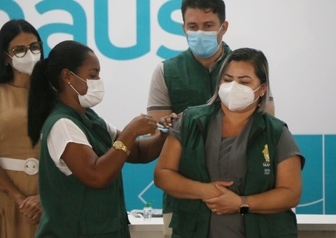 Profissionais da saúde recebem primeira dose de vacina da Covid em Manaus 