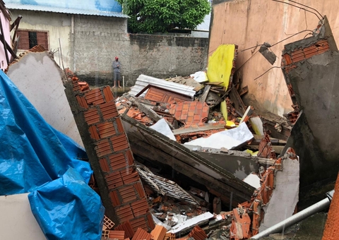 Família com 13 pessoas fica desabrigada após desabamento de casa em Manaus 