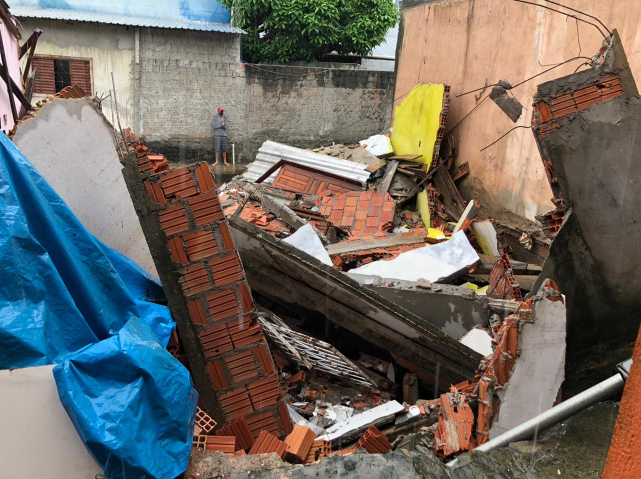 Família com 13 pessoas fica desabrigada após desabamento de casa em Manaus 