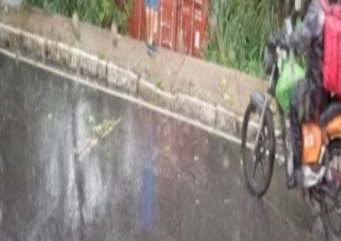 Carreta desgovernada despenca em barranco durante chuva em Manaus