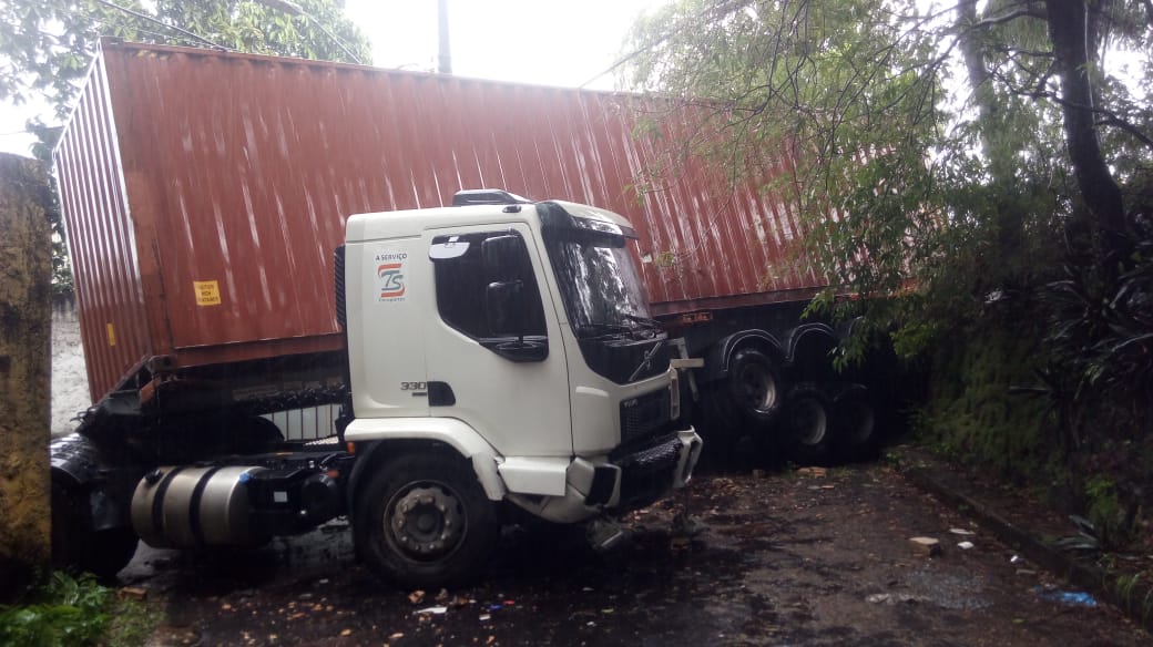 Carreta desgovernada despenca em barranco durante chuva em Manaus