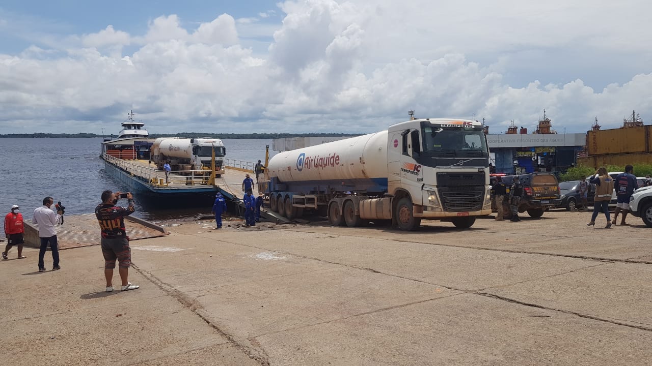 Comboio de oxigênio para abastecer hospitais chega em porto de Manaus