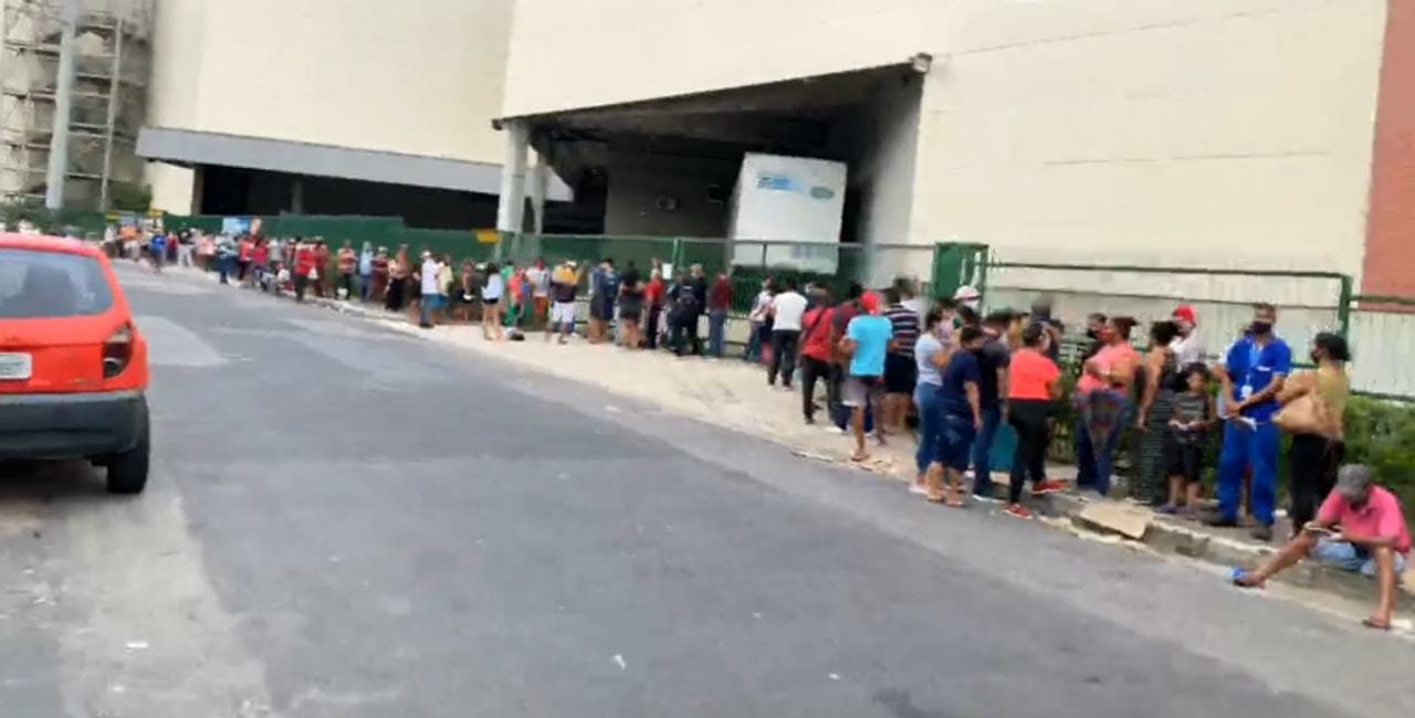 Fila quilométrica é registrada em banco de Manaus no 1º dia de novo decreto
